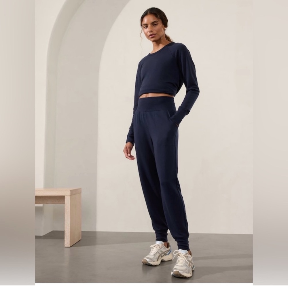 NWT-Athleta Coaster Luxe Blk Jogger, Medium- Petite